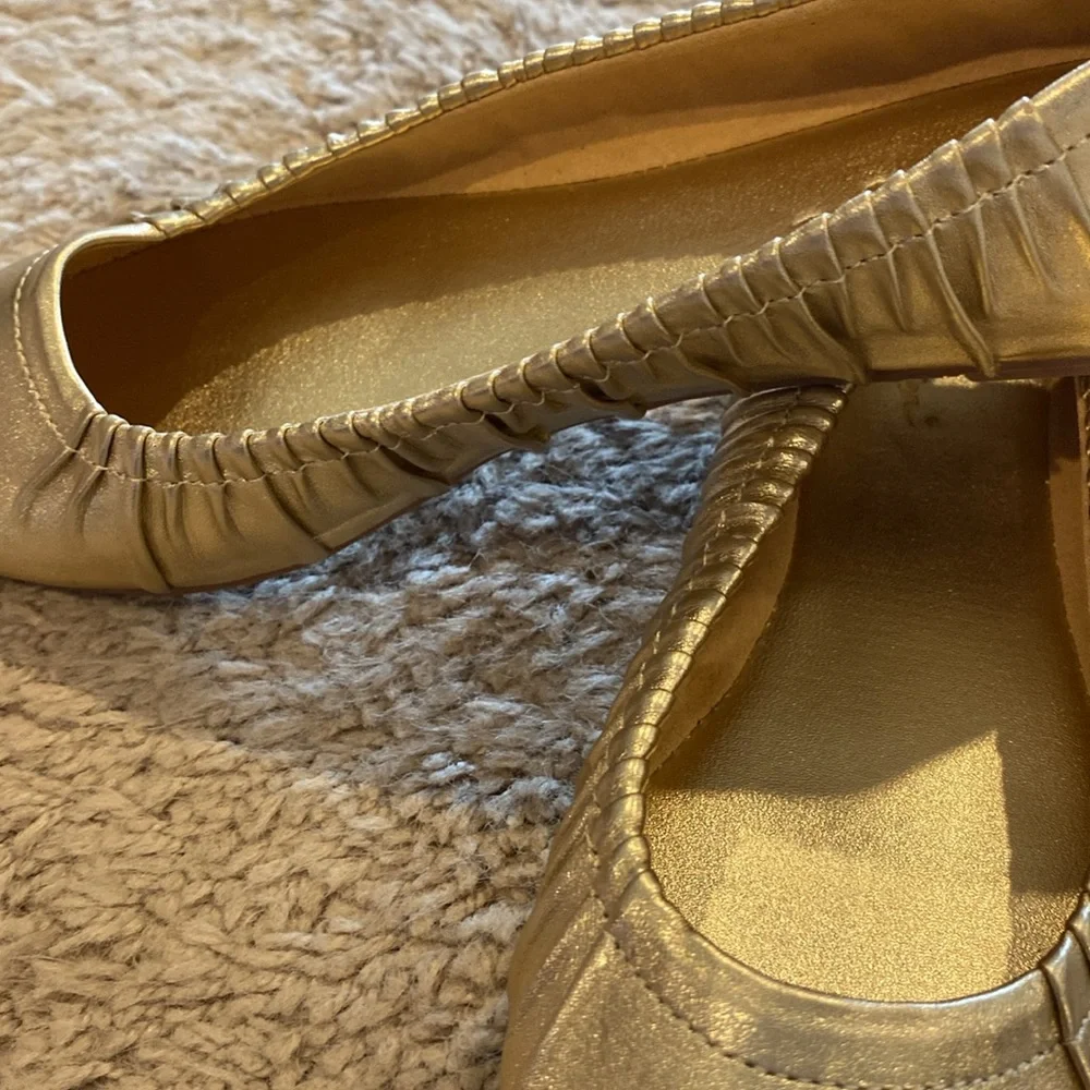 NWOT Lilly Pulitzer gold leather ballet flats - Picture 6 of 7